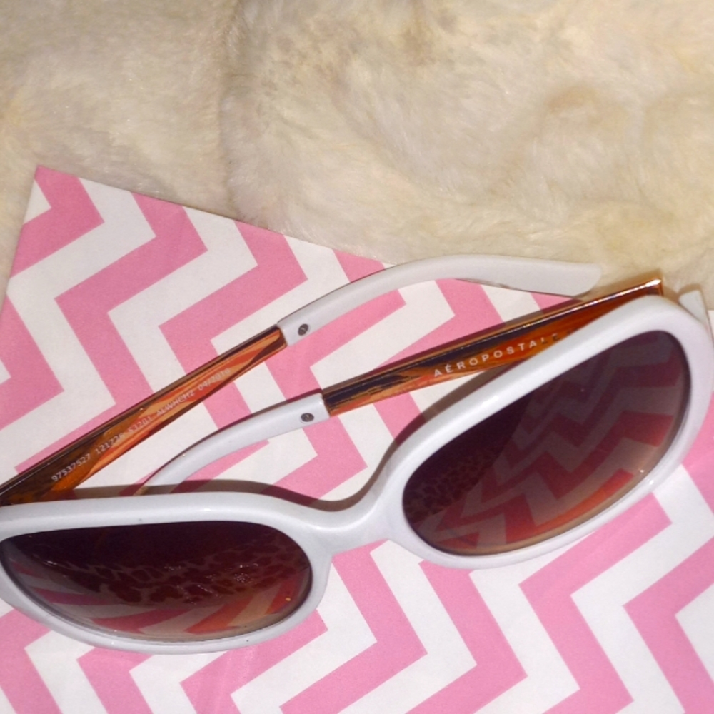 Woman's Aeropostale 175 White Oversized Sunglasses with Rose Gold Accents